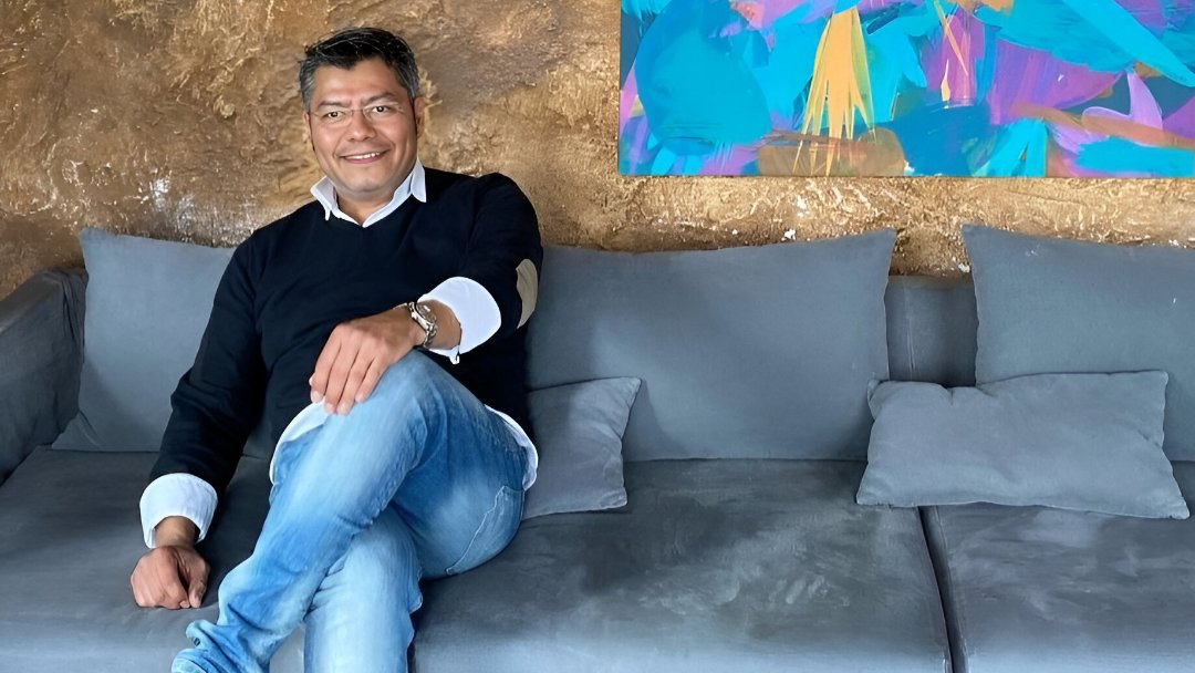 Juan Roldan sitting on a sofa at the Giromed clinic